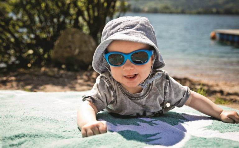 Comment bien choisir ses lunettes de soleil pour bébé ?